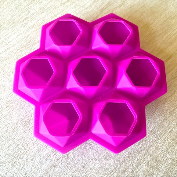 Hot pink diamond shaped silicone ice cube tray - Picture 1 of 6
